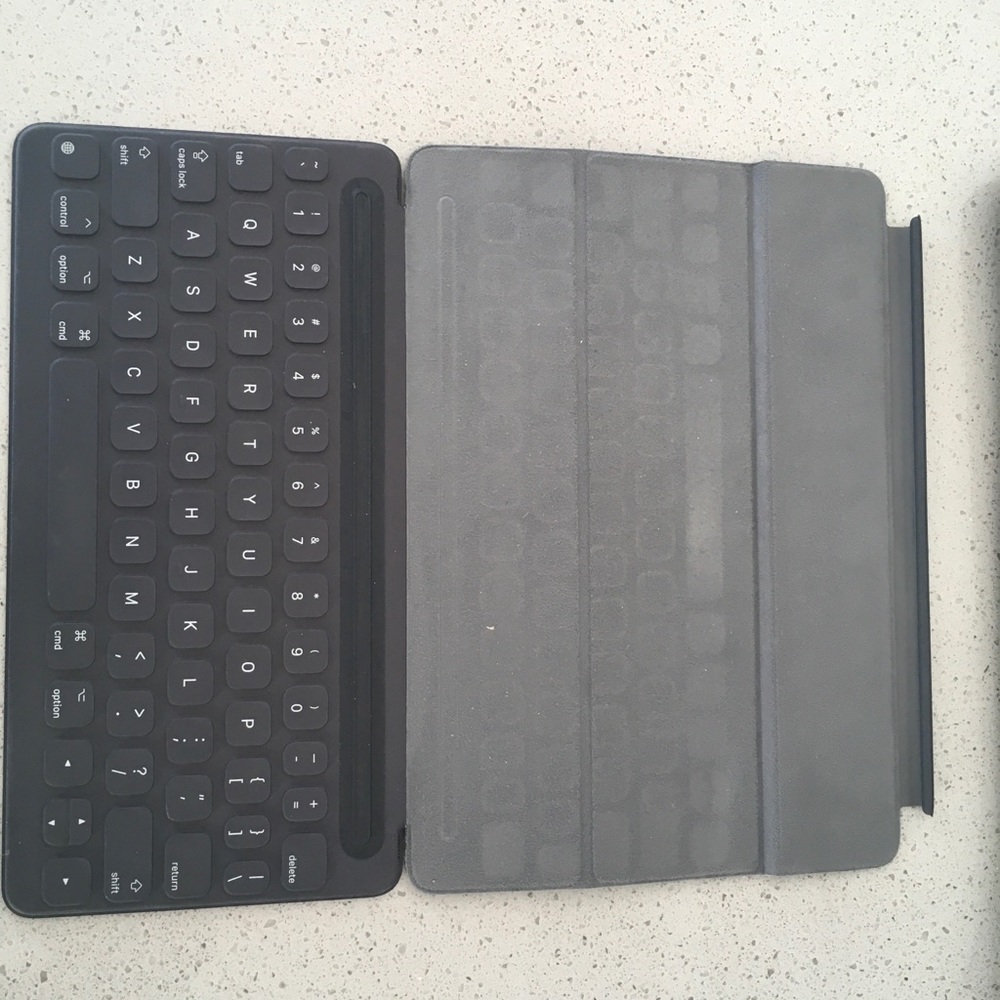 Apple Original iPad smart keyboard Case 9.7”